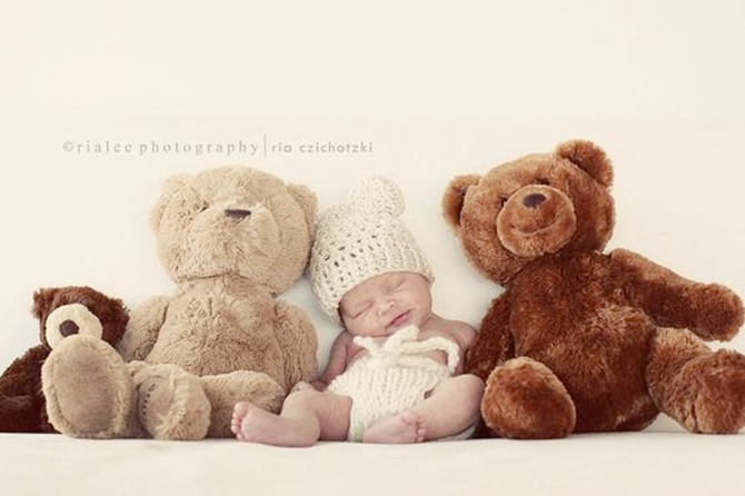 See this adorbale baby bear photo and other unique ideas for your new born baby photos.