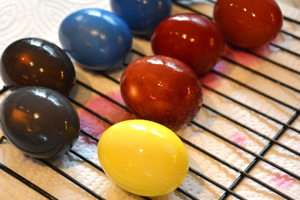 Eco-friendly vegetable-and-spice-dyed easter eggs 